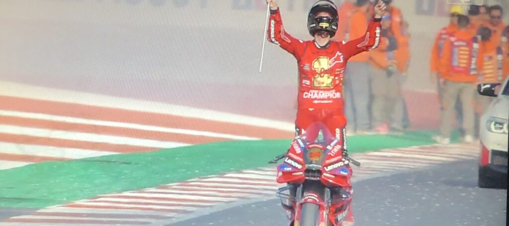 MotoGP, gara del Gran Premio di Valencia: vince Bagnaia davanti a Di Giannantonio e Zarco. Pecco è campione del mondo.