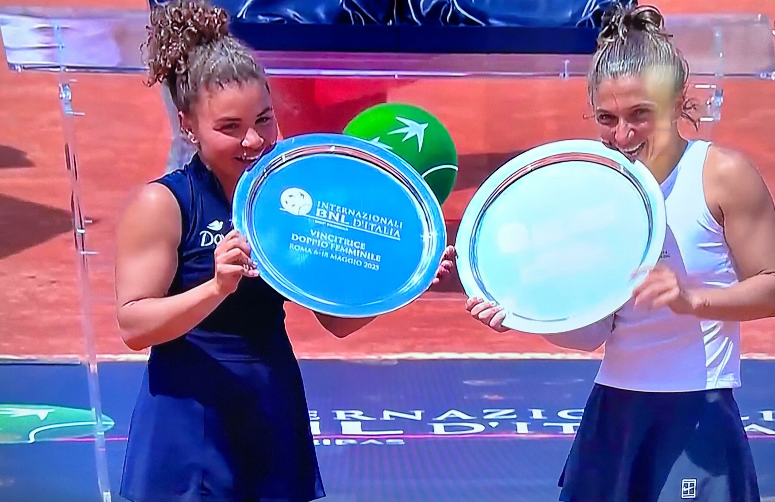 Tennis, Sara Errani e Jasmine Paolini campionesse di doppio agli Internazionali BNL d’Italia a Roma, battute Kudermetova-Mertens 6-4/7-5