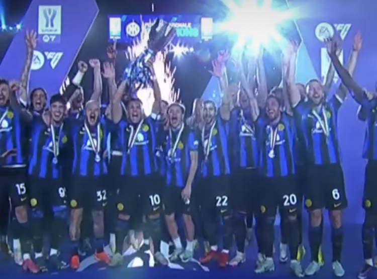 Calcio, finale di Supercoppa italiana: l'Inter batte il Napoli 1-0 e si laurea campione per la terza volta consecutiva