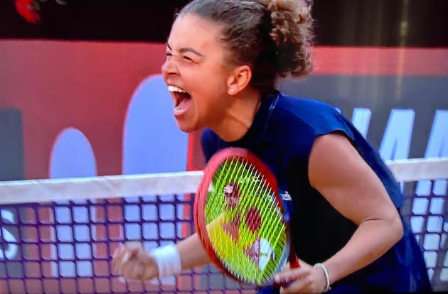 Tennis, Jasmine Paolini vince gli Internazionali BNL d’Italia, battuta Coco Gauff 6-4/6-2, è la prima azzurra campionessa a Roma dal 1985