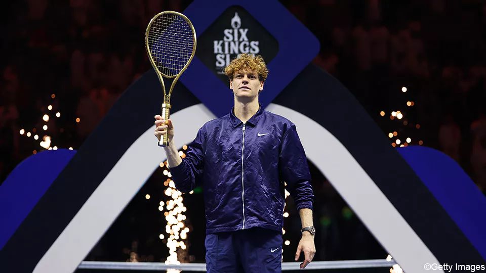 Tennis, Sinner batte Alcaraz 6-2/6-4 al Six Kings Slam: vinti da Jannik 6mln di $ e racchetta d'oro 24 carati da 4kg da oltre $400mila
