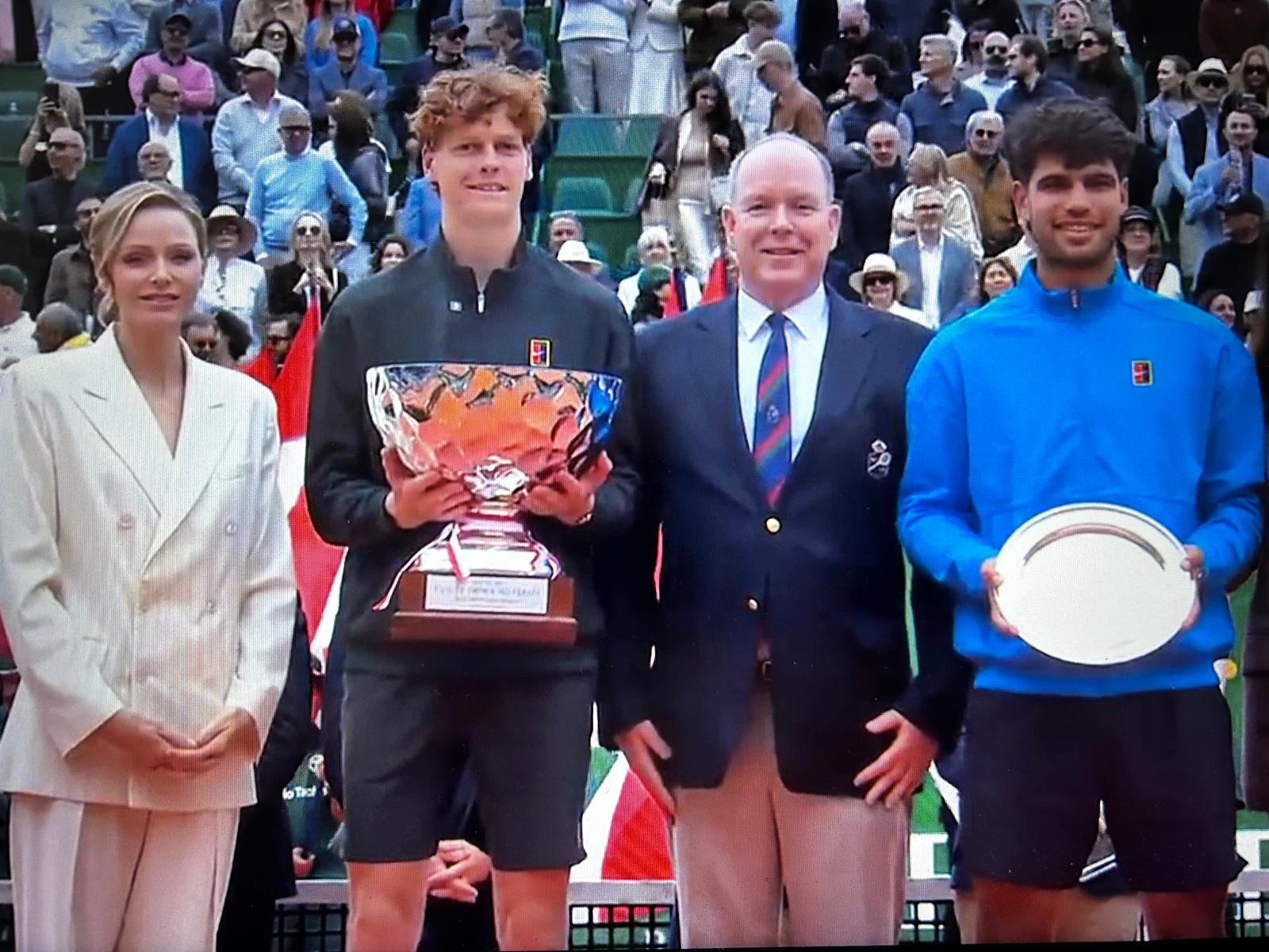 Atp Montecarlo, Sinner batte Alcaraz 7-6/6-3 e vince il Masters 1000, Jannik tornato numero 1 al mondo